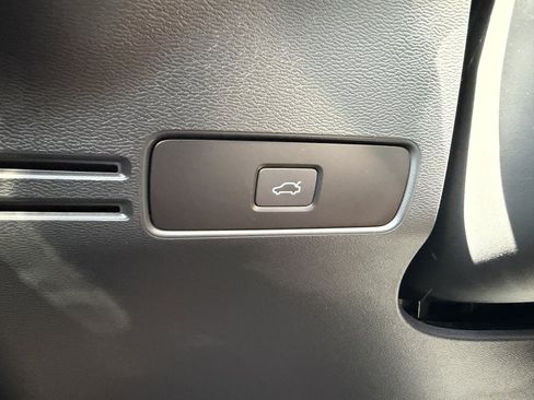 Used 2024 Volvo XC40 Recharge Plus w/ Protection Package Premier RWD image 28