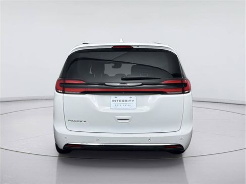 Used 2022 Chrysler Pacifica Touring-L FWD image 4