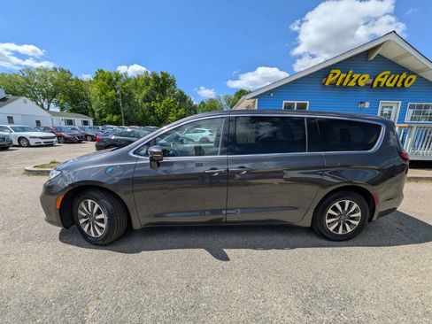 Used 2022 Chrysler Pacifica Touring-L w/ Uconnect Theater Family Group FWD image 3