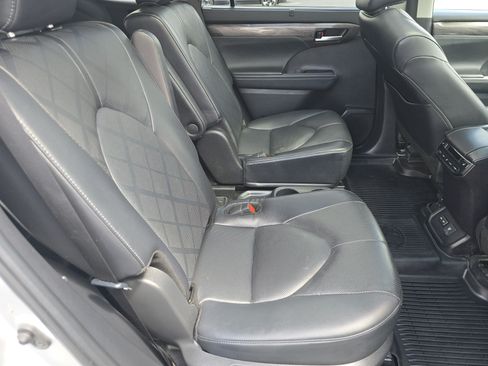 Used 2024 Toyota Highlander Platinum AWD/4WD image 18