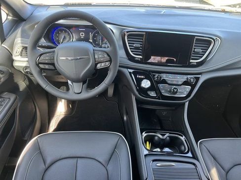 New 2026 Chrysler Pacifica Limited image 18