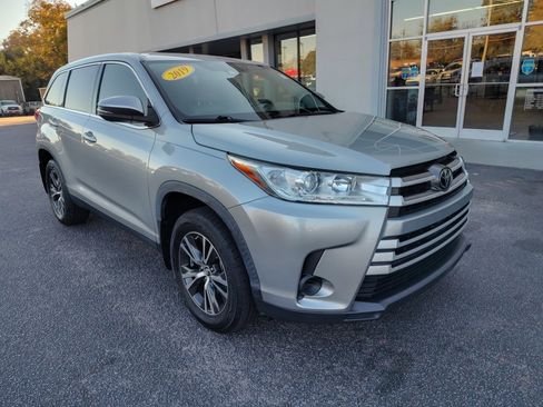 Used 2019 Toyota Highlander LE image 2