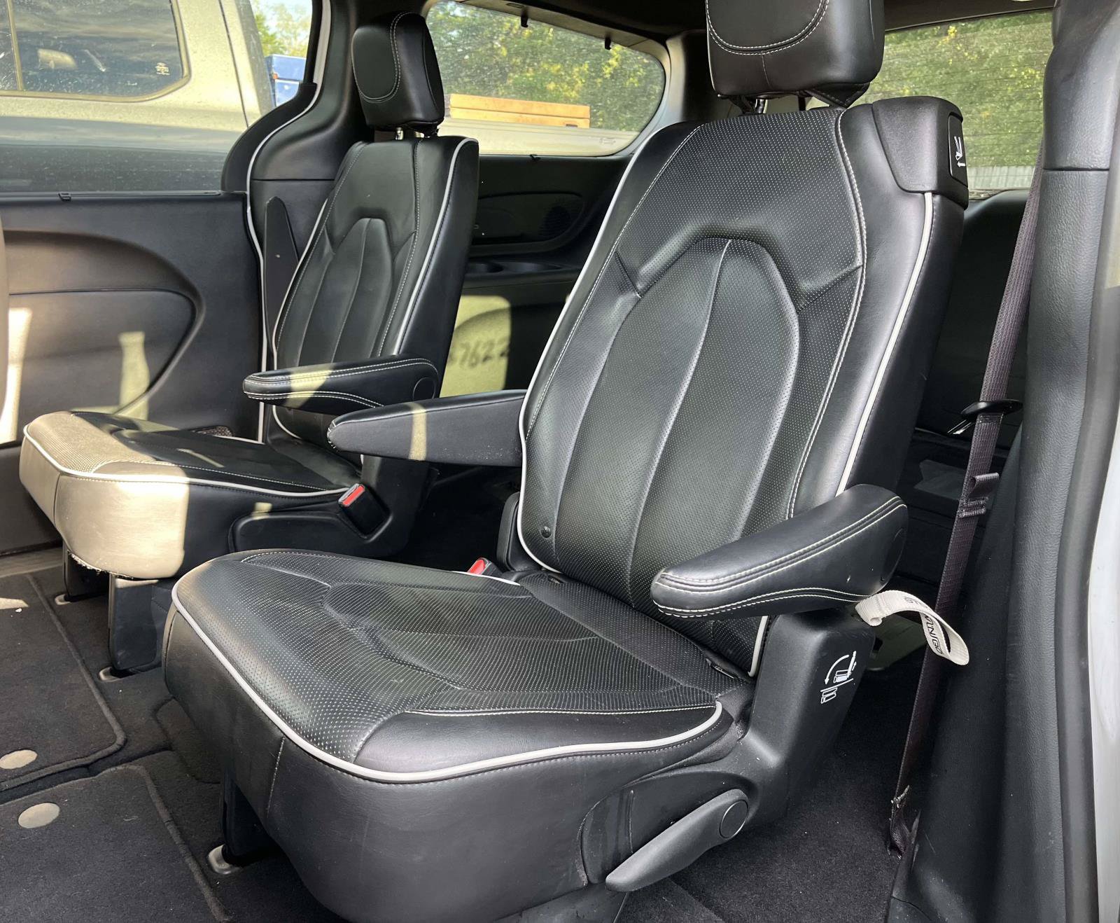 Used 2025 Chrysler Pacifica Limited FWD image 7