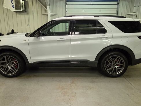 Used 2026 Ford Explorer ST-Line w/ ST-Line Street Pack AWD/4WD image 3