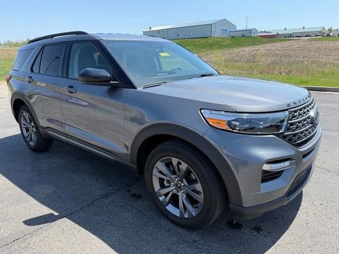 Used 2024 Ford Explorer XLT w/ Equipment Group 202A image 3