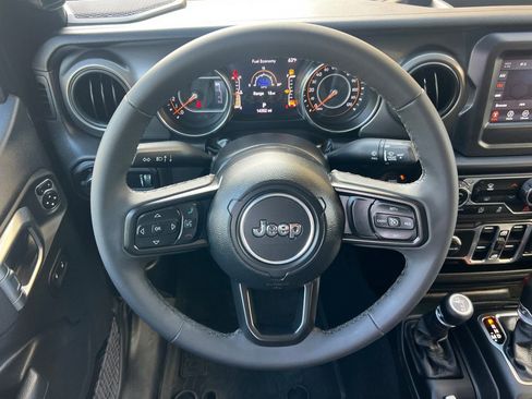 Used 2023 Jeep Gladiator Sport AWD/4WD image 14