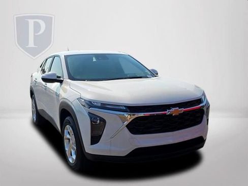 New 2026 Chevrolet Trax LS w/ LS Convenience Package FWD image 14