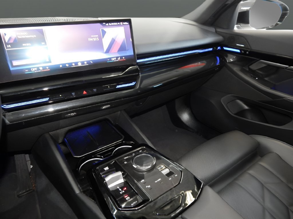 Used 2025 BMW 530i xDrive w/ Premium Package AWD/4WD image 17
