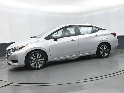 Used 2025 Nissan Versa SV FWD image 5