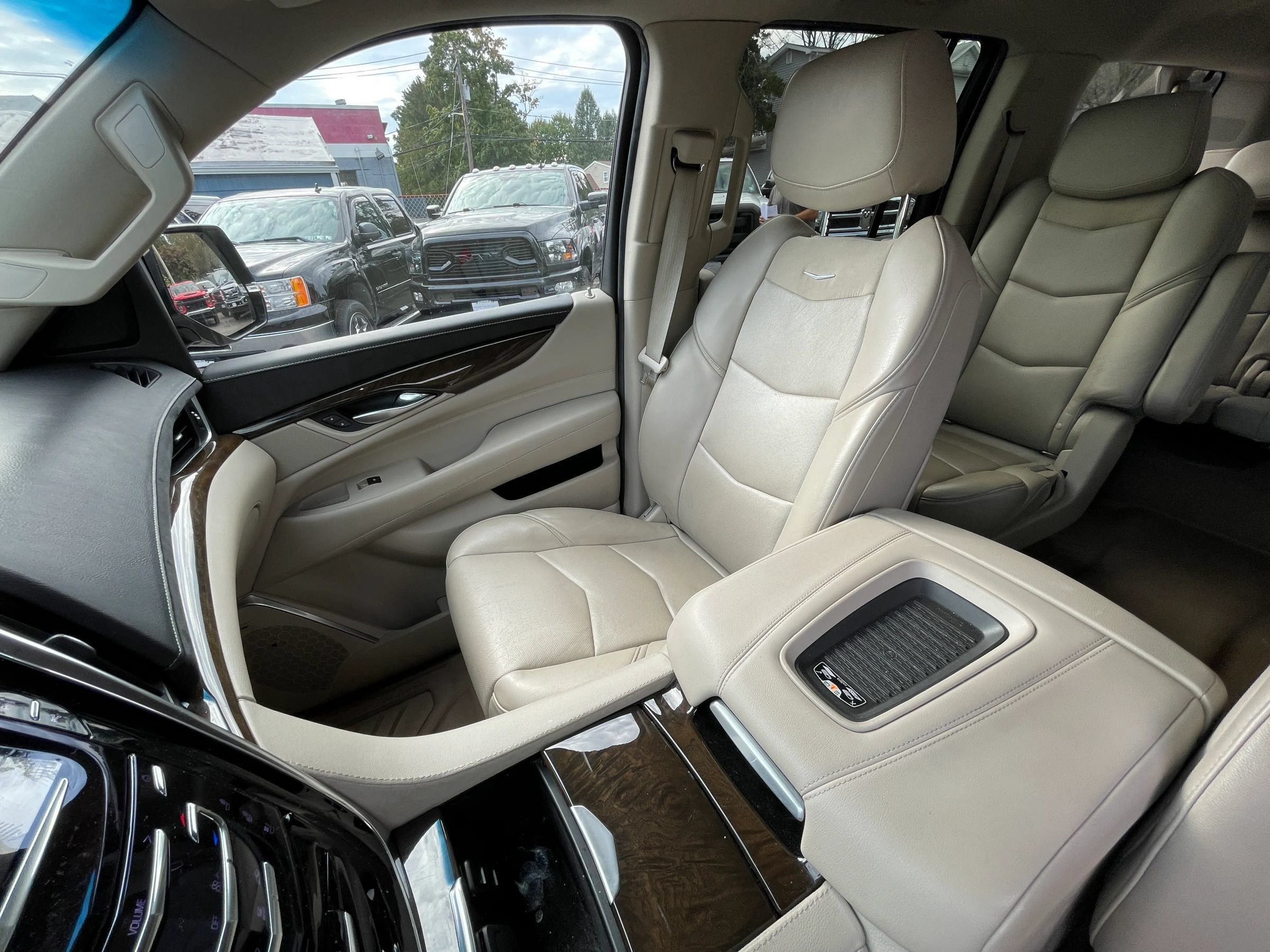 Used 2018 Cadillac Escalade ESV Luxury AWD/4WD image 11