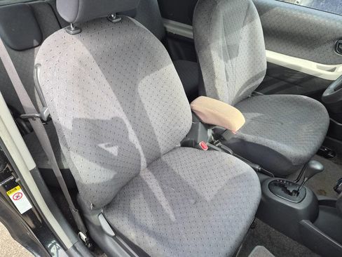 Used 2010 Toyota Yaris 2-Door Hatchback image 9