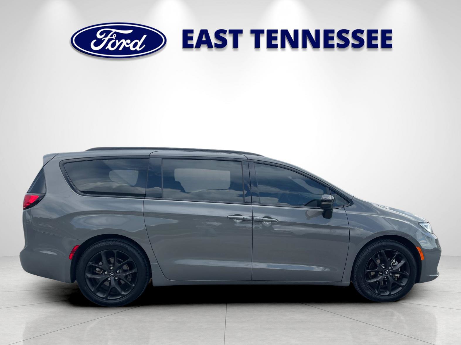 Used 2025 Chrysler Pacifica Limited FWD image 2