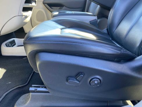 Used 2023 Chrysler Pacifica Touring-L image 27