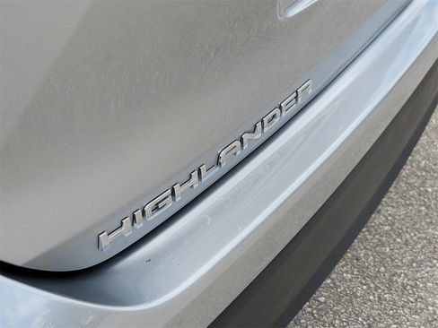 Used 2023 Toyota Highlander LE image 6