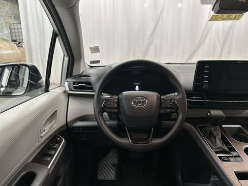 Used 2024 Toyota Sienna LE image 16