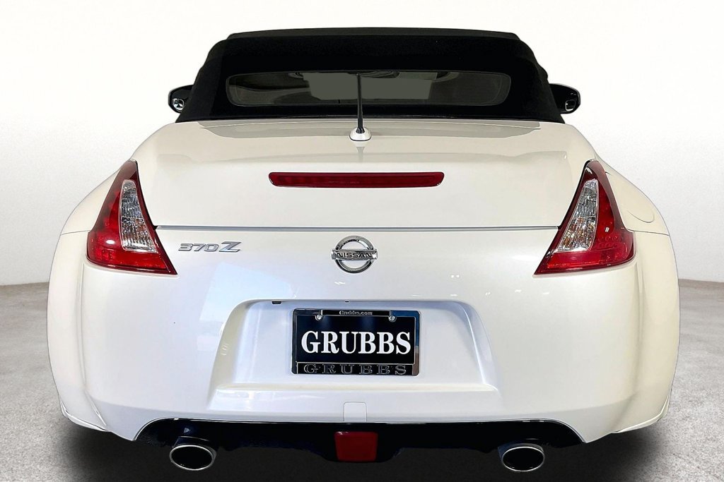 Used 2018 Nissan 370Z Touring RWD image 5
