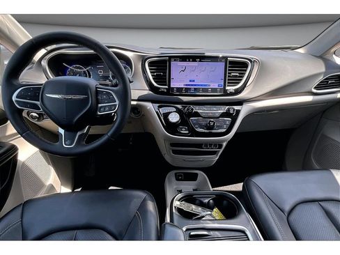Used 2024 Chrysler Pacifica Touring-L FWD image 9
