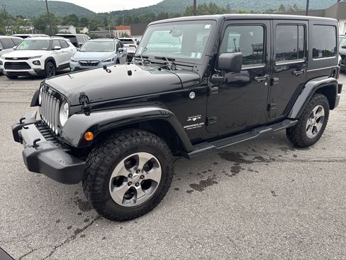 Used 2017 Jeep Wrangler Unlimited Sahara AWD/4WD image 4