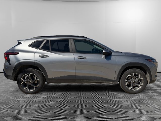 Used 2025 Chevrolet Trax LT FWD image 6