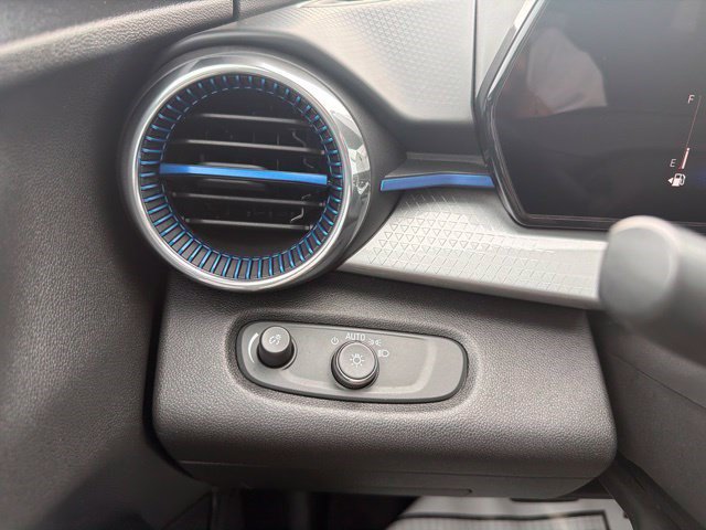 Used 2025 Chevrolet Trax LT FWD image 27