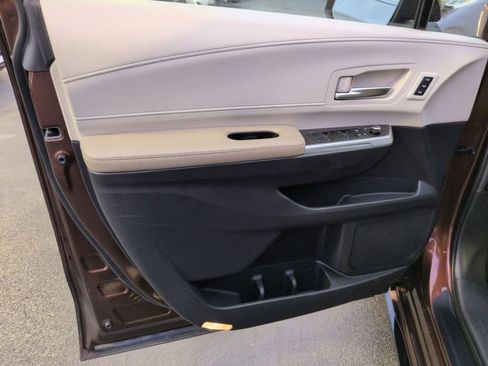 Used 2024 Toyota Sienna Limited image 10