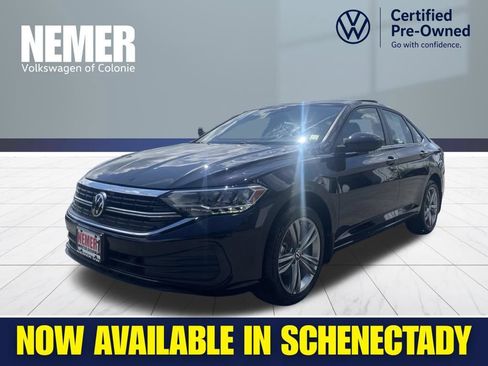 Certified 2022 Volkswagen Jetta SE FWD image 1