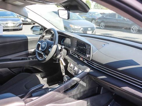 Certified 2025 Hyundai Elantra SE FWD image 21