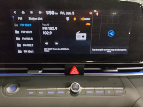 Used 2024 Hyundai Elantra SEL FWD image 25