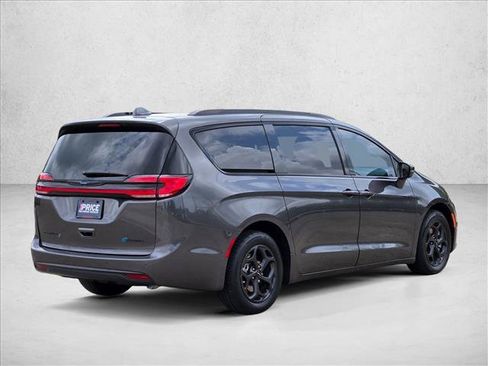 Used 2021 Chrysler Pacifica Limited w/ Uconnect Theater Family Group FWD image 5