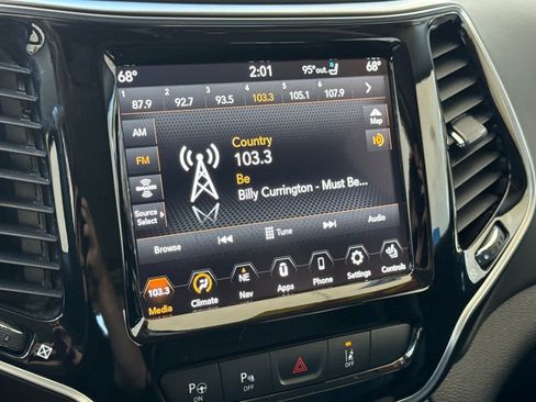 Used 2019 Jeep Cherokee Overland w/ Technology Group AWD/4WD image 20