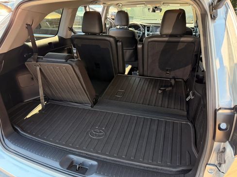 Used 2019 Toyota Highlander XLE AWD/4WD image 12
