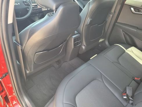 Used 2025 Kia Niro EX FWD image 12