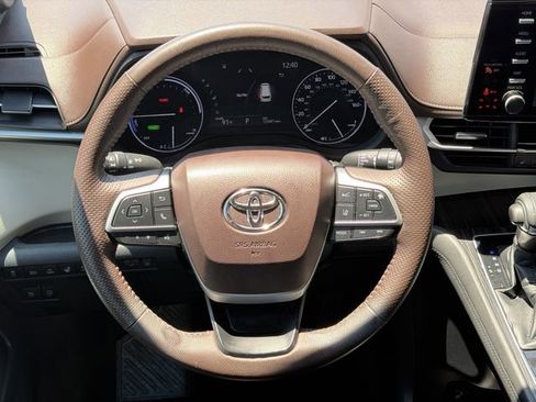 Used 2021 Toyota Sienna Platinum FWD image 11