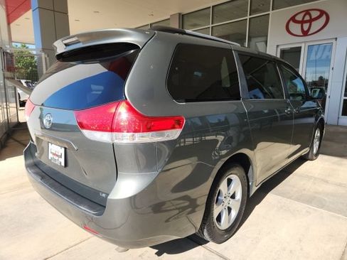 Used 2013 Toyota Sienna LE w/ Towing Pkg FWD image 11