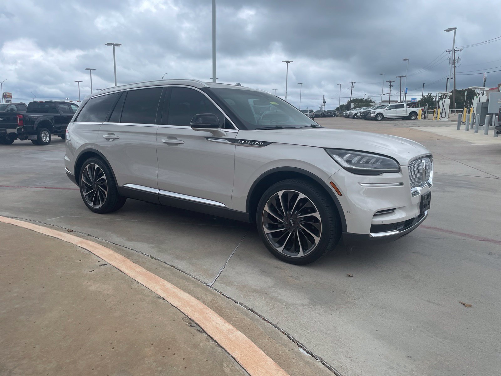 Used 2024 Lincoln Aviator Reserve w/ Equipment Group 201A RWD image 3