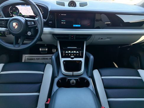 Used 2024 Porsche Cayenne Turbo image 18