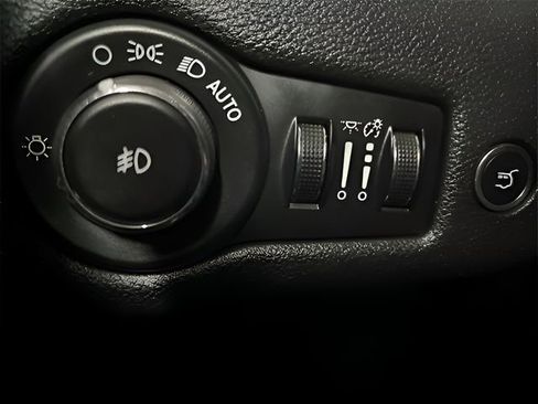 Used 2019 Jeep Cherokee Trailhawk image 36