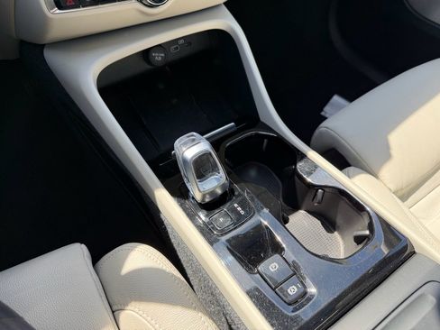 Used 2023 Volvo XC40 B4 Ultimate image 15