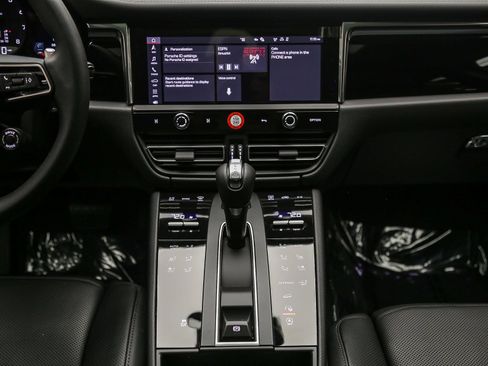 Certified 2026 Porsche Macan AWD/4WD image 17
