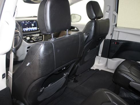 Used 2024 Chrysler Pacifica Touring-L FWD image 24
