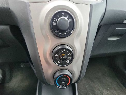 Used 2011 Toyota Yaris image 18