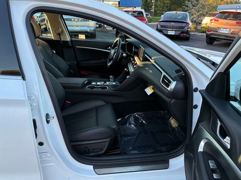 Used 2025 Genesis G70 2.5T image 23