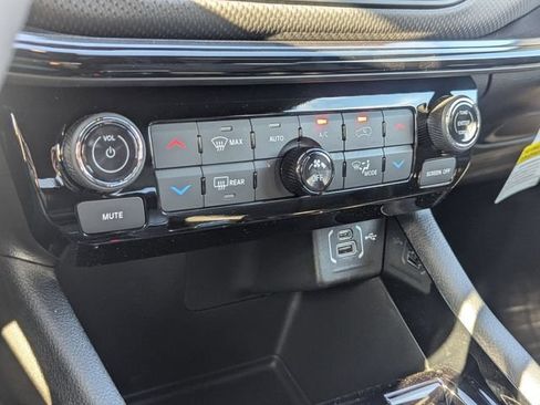 New 2025 Jeep Compass Limited w/ Sun & Sound Group AWD/4WD image 16