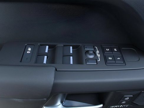 Used 2025 Land Rover Defender 130 X-Dynamic SE AWD/4WD image 11