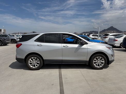 Used 2018 Chevrolet Equinox LS FWD image 2