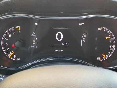 Used 2020 Jeep Grand Cherokee Laredo image 6