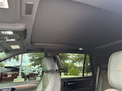 Used 2025 Chevrolet Tahoe High Country AWD/4WD image 29