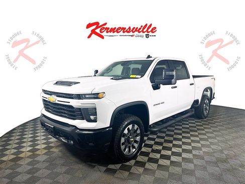 Used 2024 Chevrolet Silverado 2500 Custom w/ Custom Value Package image 3