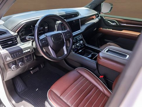 Used 2023 GMC Yukon XL Denali Ultimate AWD/4WD image 10