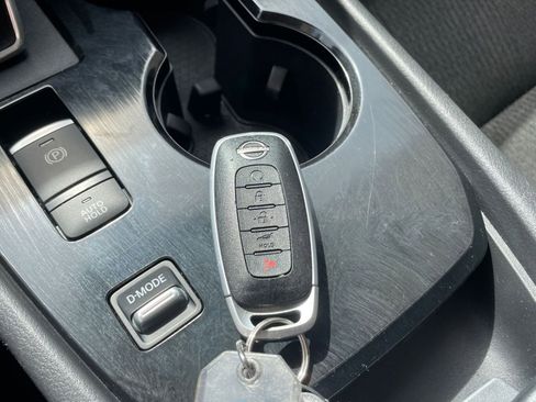 Used 2025 Nissan Rogue SV image 21